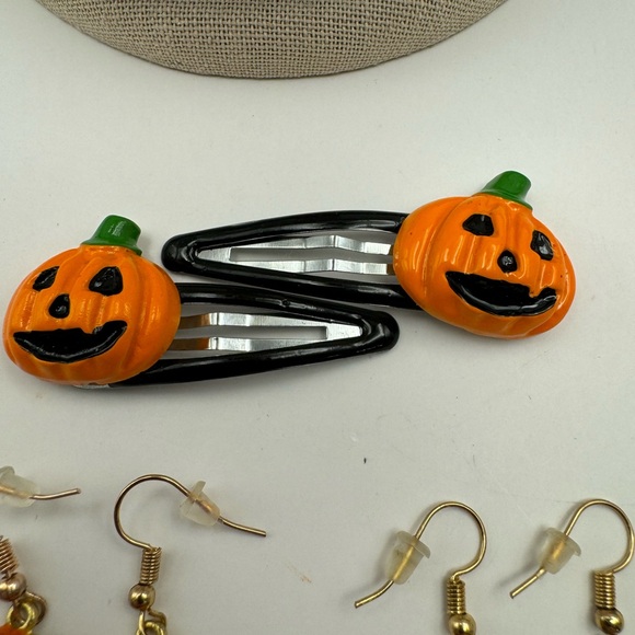 710-Two Halloween Costume Jewelry Hook Earrings And Hair Clips - Picture 4 of 6